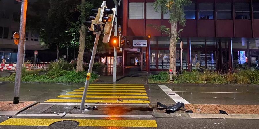 Nächtliche Alkoholfahrt endet in Lichtsignalanlage