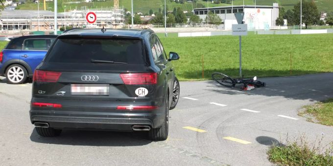 Unfall beim Abbiegen zwischen Auto und E-Bike. Unfall beim Abbiegen zwischen Auto und E-Bike