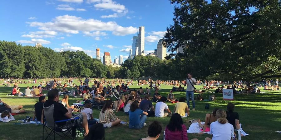 Zahlreiche Menschen haben sich im Central Park eingefunden, um eine vom Club «Stand Up NY» organisierte Veranstaltung anzusehen. Foto: Christina Horsten/dpa