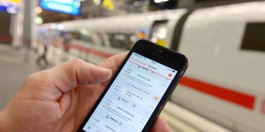 Von der Digitalisierung der Deutschen Bahn sollen auch die Fahrgäste profitieren: Weniger Verspätungen und schnellere Informationen auf dem Handy könnten etwa das Ergebnis sein. Foto: picture alliance / dpa