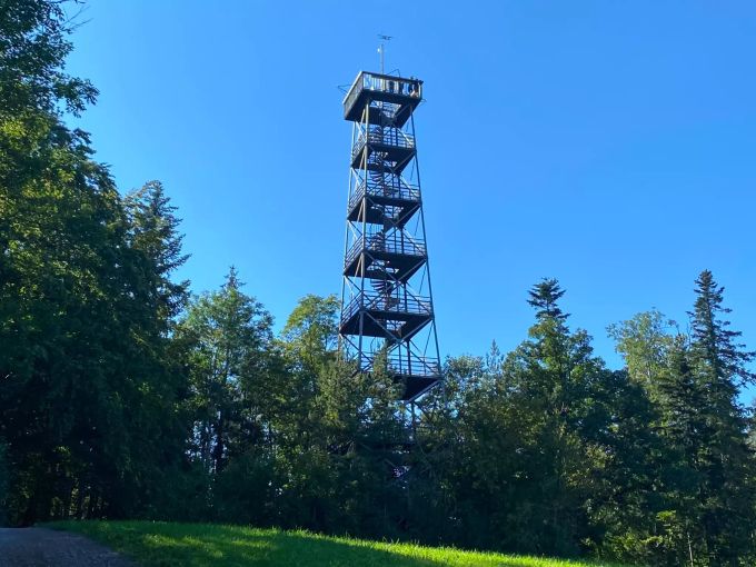 Eindrücklich: der Aussichtsturm Pfannenstiel. Pfannenstiel.