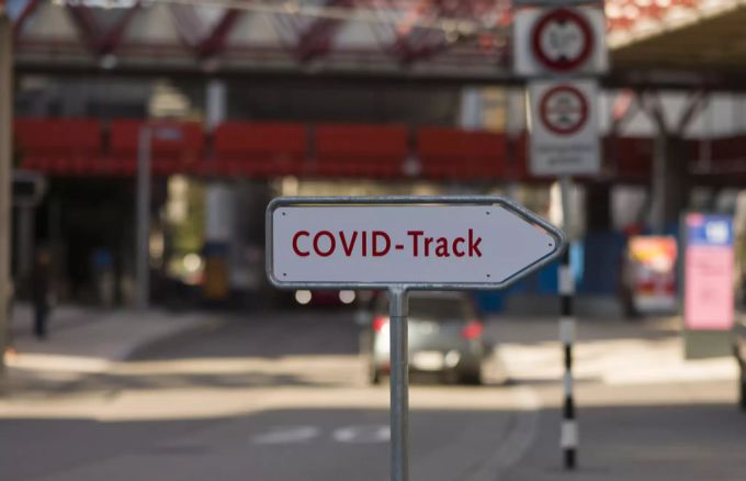 Parlamentarier kommen am oft vollbesetzten «Covid-Track» des Inselspitals vorbei. Inselspital Coronavirus Covid Track