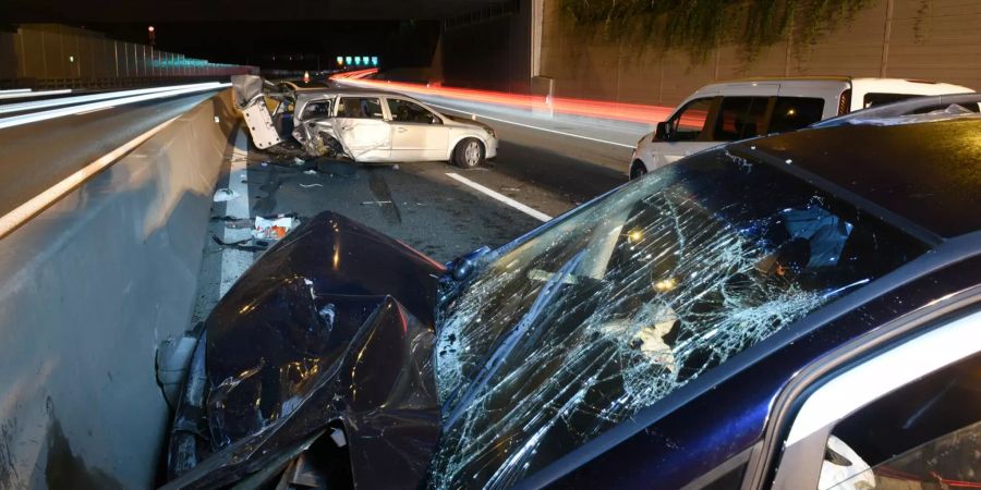 Auffahrkollision zwischen vier Personenwagen