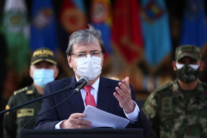 24.08.2020, Kolumbien, Bogota: Carlos Holmes Trujillo, Verteidigungsminister von Kolumbien, spricht mit Mundschutz auf einer Pressekonferenz über den Gewaltausbruch im Land. Nach Aussagen eines Mitglieds der Stiftung «Ideas para la Paz» (Ideen für den Frieden) sind die Opfer der «Massaker» im August allein so viele wie alle in der ersten Hälfte dieses Jahres zusammen. Trujillo zufolge steckt der Drogenhandel dahinter. Gewaltausbruch in Kolumbien
