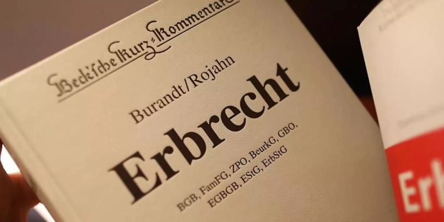 Enterbte Hinterbliebene haben ein Recht, in das Testament Einblick zu nehmen. Die Aufsichtsbehörde muss den Notar in dem Fall von seiner Verschwiegenheitspflicht entbinden. Foto: Oliver Berg/dpa/dpa-tmn