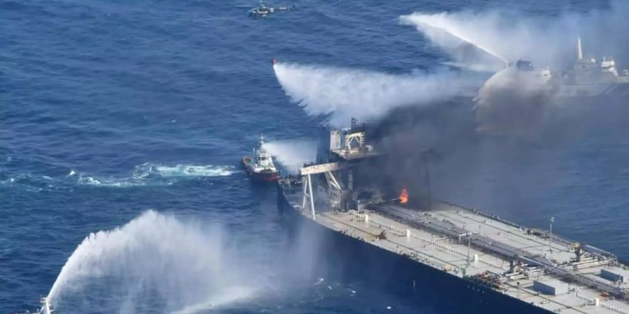 Löschboote bekämpfen das Feuer auf der «MT New Diamond» im Indischen Ozean. Foto: Uncredited/Sri Lanka Air Force/AP/dpa