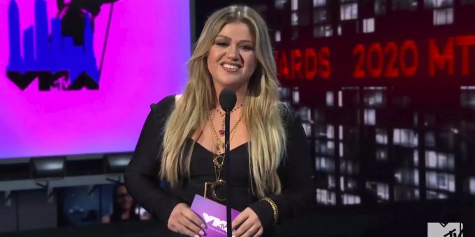 Kelly Clarkson bei den MTV Video Music Awards 2020. kelly clarkson