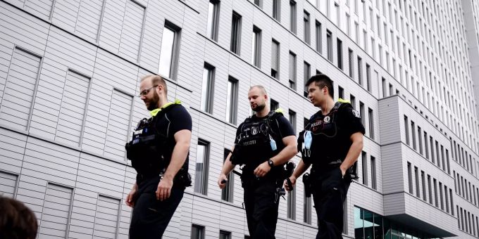 Beamte der Berliner Polizei laufen vor der Charite entlang. Hier wird der russische Oppositionelle Nawalny behandelt. Er liegt seit Donnerstag im Koma und wird künstlich beatmet. Foto: Kay Nietfeld/dpa Oppositionsführer Nawalny in Deutschland