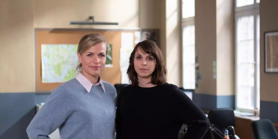 Die Schauspielerinnen Katrin Jaehne (l, als Kommissarin Sophie Pohlmann) und Caroline Erikson (als Kommissarin Luna Kunath) ermitteln wieder. Foto: Soeren Stache/dpa-Zentralbild/dpa