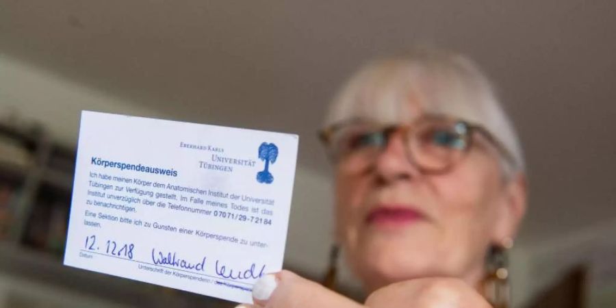 Waltraud Leucht mit ihrem Körperspendeausweis. Nach ihrem Tod will sie ihren Körper dem Anatomischen Institut der Universität Tübingen zur Verfügung stellen. Foto: Marijan Murat/dpa