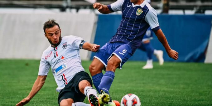 Elsad Zverotic (FC Aarau) stoppt Anthony Bürgisser (SC Kriens). Elsad Zverotic FC Aarau