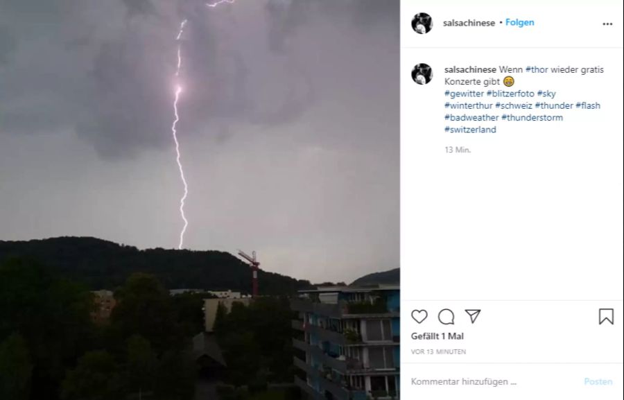 Blitzeinschlag in Winterthur. Es ziehen heftige Gewitter auf über der Schweiz.