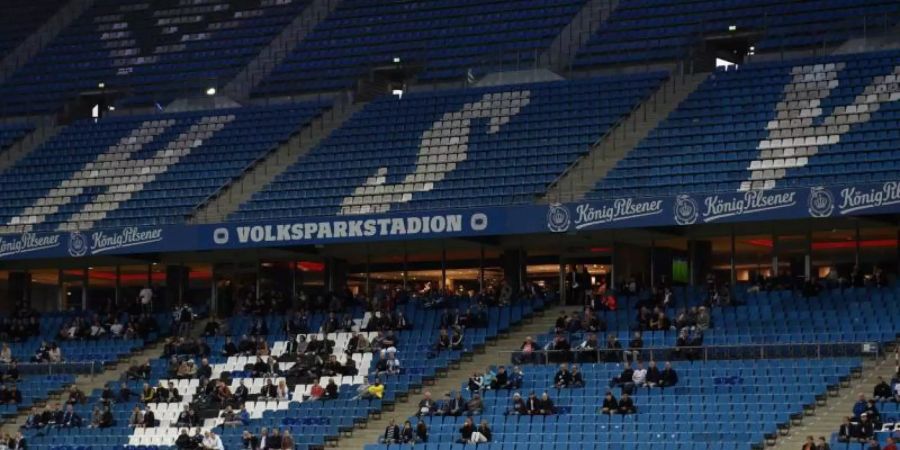 Nur 1000 statt 4500 Zuschauer dürfen beim HSV-Heimspiel gegen Aue ins Stadion. Foto: Daniel Bockwoldt/dpa