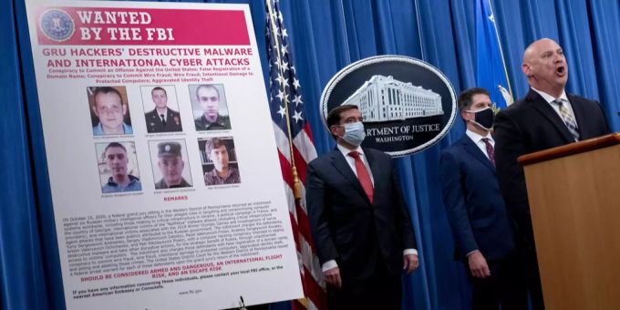 Das Poster zeigt sechs gesuchte russische Hacker vom russischen Militärgeheimdienst GRU. Hacker