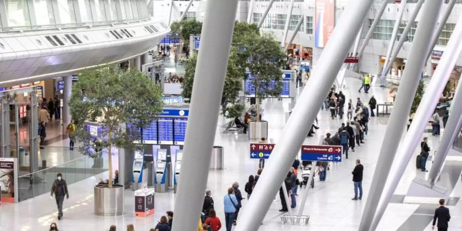 Schlangestehen vor einem Testzentrum am Düsseldorfer Flughafen. Nicht nur Reisende können sich hier testen lassen. Foto: Marcel Kusch/dpa