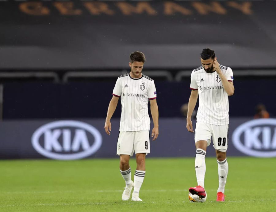 Ricky van Wolfswinkel (l.) und Kemal Ademi nach dem Schlusspfiff.