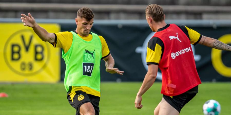 Der Belgier (l.) weilt aktuell mit dem BVB im Trainingslager in Bad Ragaz SG.