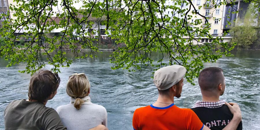 Wer sich im falschen Körper fühlt, soll beim Zivilstandsamt bald seine geschlechtliche Identität und den Vornamen unbürokratisch und leicht ändern lassen können. Homosexuelles (rechts) und heterosexuelles Paar auf einer Sitzbank an der Limmat in Zürich. (Themenbild)