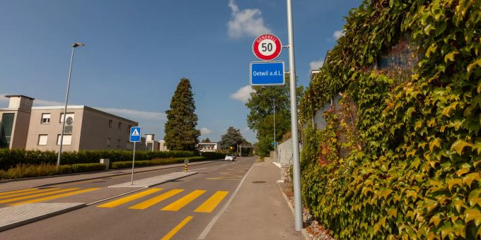 Ortsschild von Oetwil an der Limmat. Gemeinde Oetwil