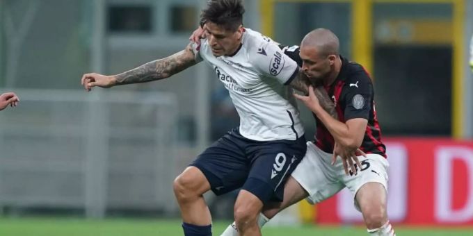Leo Duarte (r) vom AC Mailand in Aktion: Der Spieler ist positiv auf das Coronavirus getestet worden. Foto: Spada/LaPresse via ZUMA Press/dpa Leo Duarte (r) vom AC Mailand in Aktion: Der Spieler ist positiv auf das Coronavirus getestet worden. Foto: Spada/LaPresse via ZUMA Press/dpa