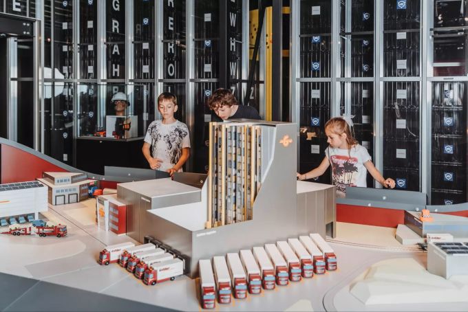 Nicht nur Kinder haben ihre Freude an dem detaillierten Modell der Däniker Firma «Schaer Modellbau»: Die fahrenden Lastwagen und Güterzüge lassen die Herzen von Modellfreunden höher schlagen. Modell