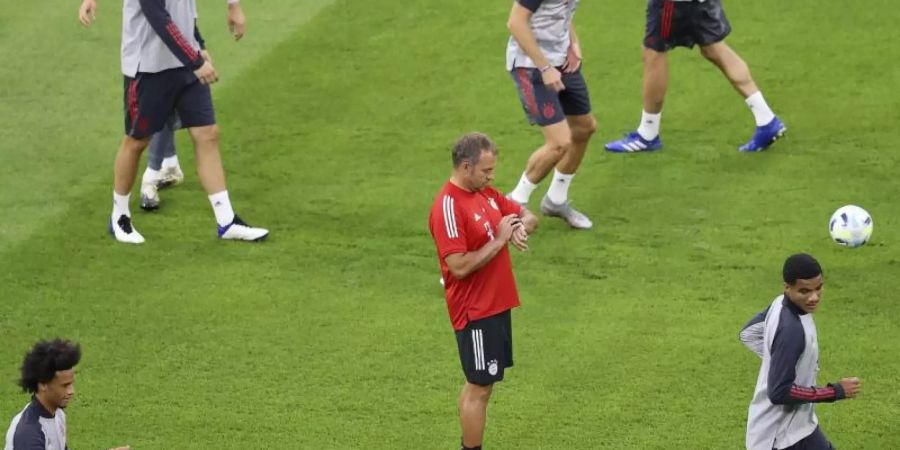 Kann gegen den FC Sevilla aus dem Vollen schöpfen: Hansi Flick (M) beim Abschlusstraining des FC Bayern München. Foto: Laszlo Szirtesi/Pool Getty/AP/dpa