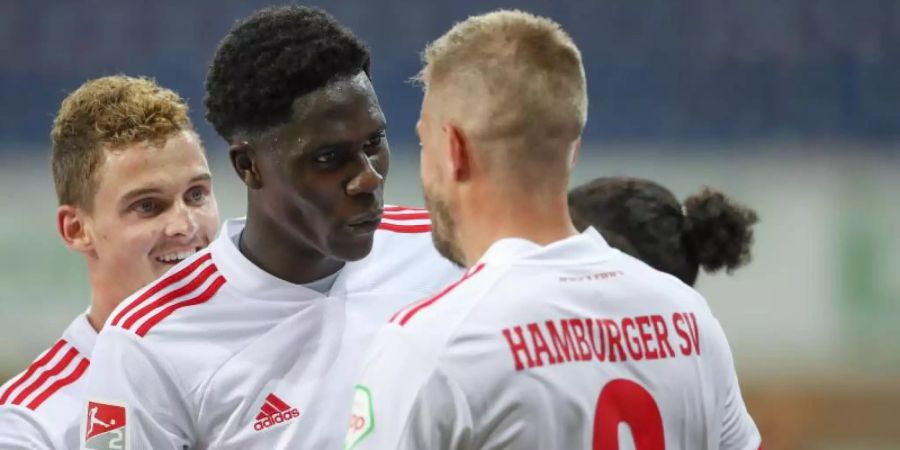 Der doppelte HSV-Torschütze Simon Terodde (r) freut sich mit seinen Teamkollegen. Foto: Friso Gentsch/dpa