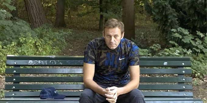 Dieses Foto, das der russische Oppositionsführer am Mittwoch, 23. September 2020 auf seinem Instagram-Account veröffentlicht hat, zeigt Alexej Nawalny auf einer Parkbank sitzen. Foto: Uncredited/navalny/Instagram/dpa Nawalny