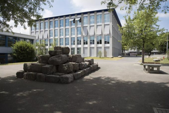 Ein Schulhaus in Suhr, Kanton Aargau. Die Schulpflege wird abgeschafft, entscheidet das Volk. Schulpflege Energiegesetz