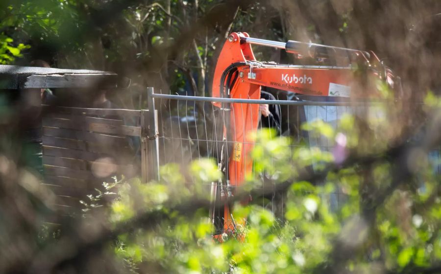 Minibagger stehen in der Parzelle des Kleingarten.