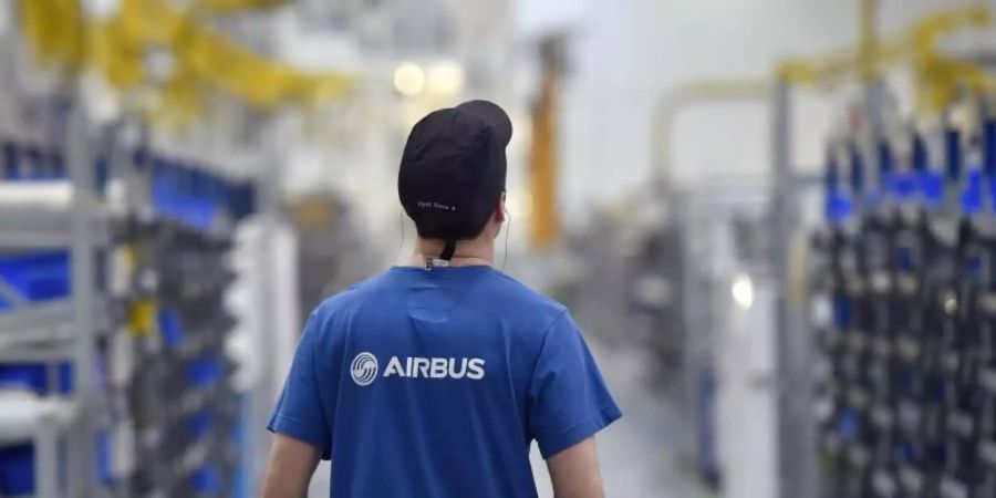 Ein Mitarbeiter des Flugzeugbauers Airbus arbeitet im Airbus-Werk im westfranzösischen Bouguenais. Foto: Loic Venance/AFP/dpa