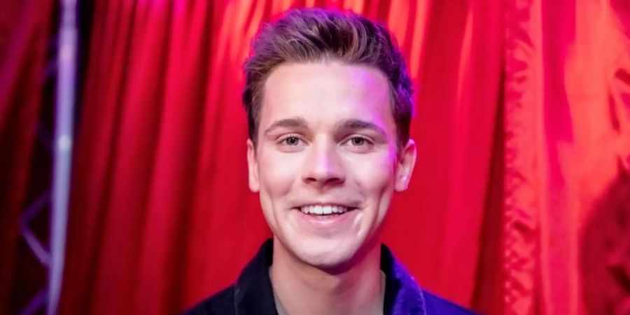 Felix Jaehn 2019 bei Madame Tussauds in Berlin vor der Enthüllung seines Wachs-Pendants. Foto: Christoph Soeder/dpa