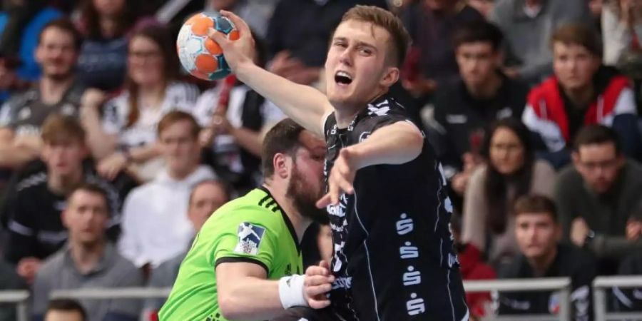 Nikola Bilyk (r) wird Kiel länger fehlen. Foto: Friso Gentsch/dpa