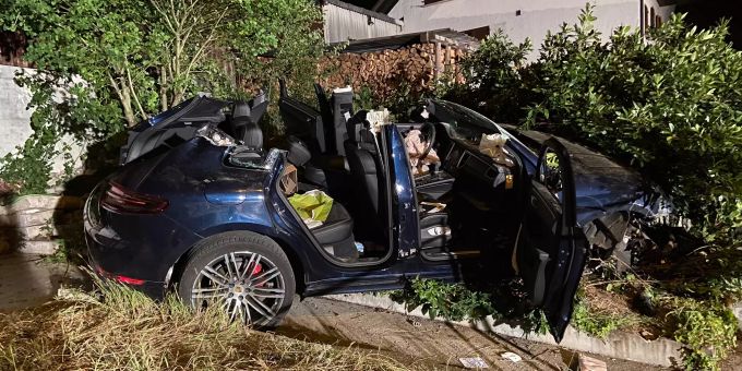 Die Fahrerin musste aus dem Fahrzeug geborgen werden. Das auf dem Beifahrersitz befindliche Kind wurde ebenfalls verletzt. Selbstunfall