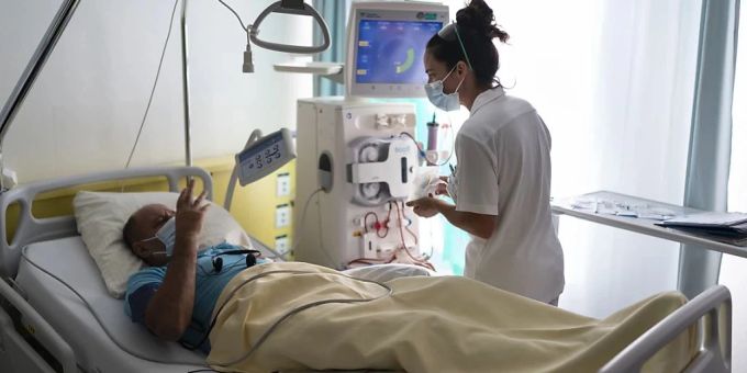 Gesundheitsbranche Pflegerin Bett