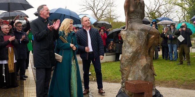 Michael Ebling (SPD, l), rheinland-pfälzischer Innenminister, Loreley Katharina Blanckart und Verbandsbürgermeister Mike Weiland enthüllen die neu gestaltete Loreley-Statue auf dem Loreley-Plateau hoch über dem Rhein. Foto: Thomas Frey/dpa Michael Ebling (SPD, l), rheinland-pfälzischer Innenminister, Loreley Katharina Blanckart und Verbandsbürgermeister Mike Weiland enthüllen die neu gestaltete Loreley-Statue auf dem Loreley-Plateau hoch über dem Rhein. Foto: Thomas Frey/dpa