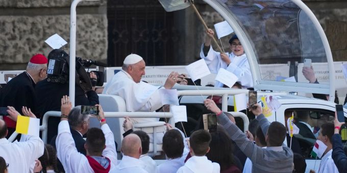 Unter Jubel und Applaus wurde Papst Franziskus in seinem berühmten Papamobil durch die Reihen der Besucher und Gläubigen gefahren. Unter Jubel und Applaus wurde Papst Franziskus in seinem berühmten Papamobil durch die Reihen der Besucher und Gläubigen gefahren.