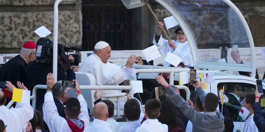 Unter Jubel und Applaus wurde Papst Franziskus in seinem berühmten Papamobil durch die Reihen der Besucher und Gläubigen gefahren.