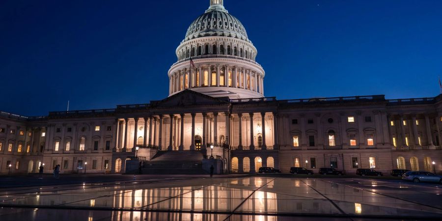 Hintern den Mauern des US-Kapitols hat der Senat einen Gesetzentwurf gebilligt, mit dem die staatliche Schuldenobergrenze vorerst ausgesetzt wird.