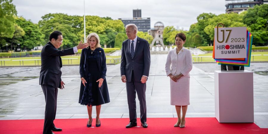 Japans Ministerpräsident Fumio Kishida (l) und seine Frau Yuko Kishida (r) begrüssen US-Präsident Joe Biden und First Lady Jill Biden zum G7-Gipfel führender Industrienationen.