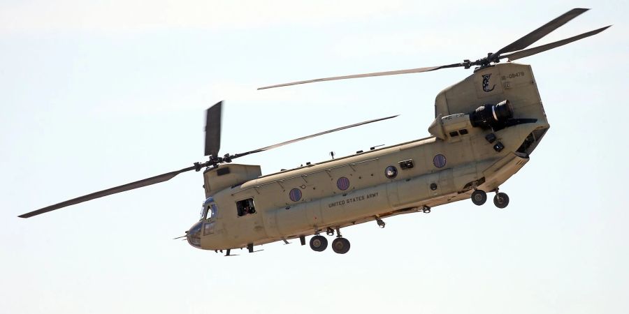 Boeing-Helikopter vom Typ CH-47 Chinook während eines Flugs auf der Internationalen Luft- und Raumfahrtausstellung ILA im Juni vergangenen Jahres.
