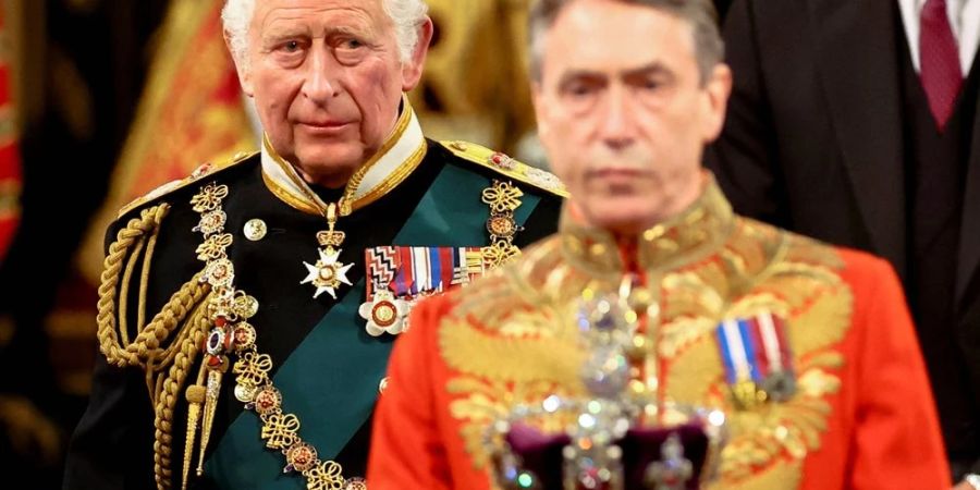 König Charles - damals noch Prince of Wales - schritt im Mai 2022 hinter der Imperial State Crown als Vertreter der Queen zur Parlamentseröffnung.