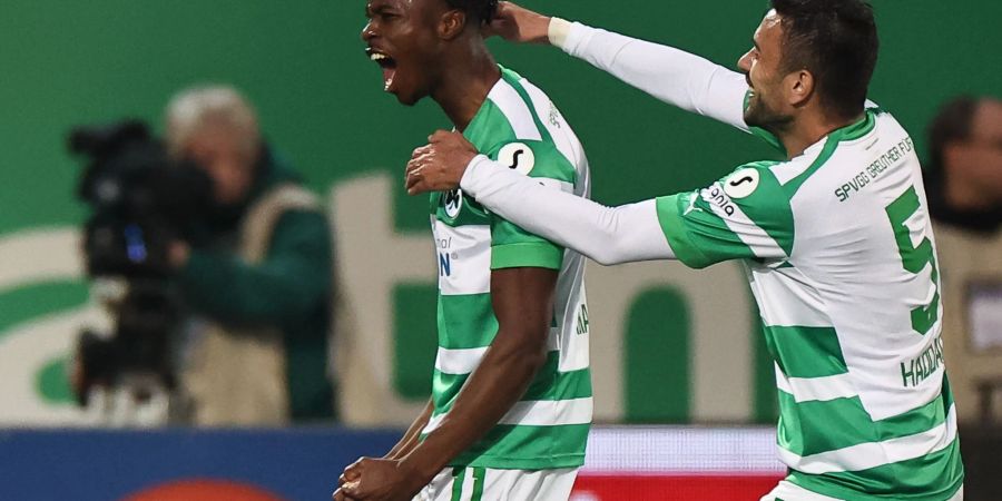 Der eingewechselte Dickson Abiama (l) schoss Fürth zum Sieg.
