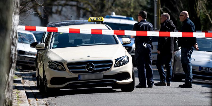 Mitarbeiter der Berliner Polizei am Tatort in Berlin-Grunewald.