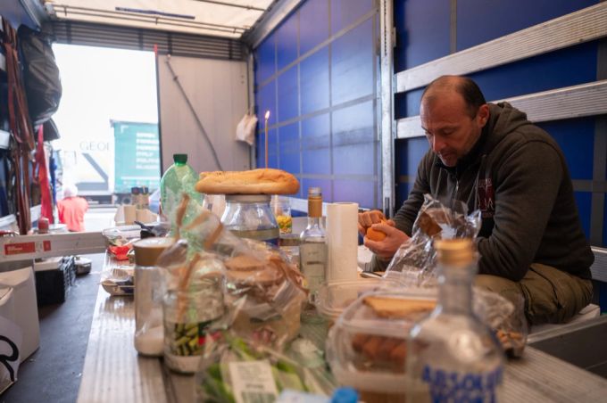 Auf der deutschen Raststätte Gräfenhausen streiken Lastwagenfahrer aus Osteuropa. streik gräfenhausen