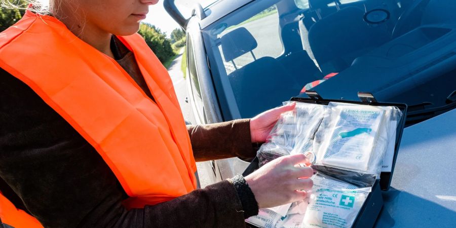 Wie lang liegt Ihr letzter Erste-Hilfe-Kurs zurück? Verletzten nach eigenen Fähigkeiten nach einem Unfall zu helfen, ist immer Pflicht.