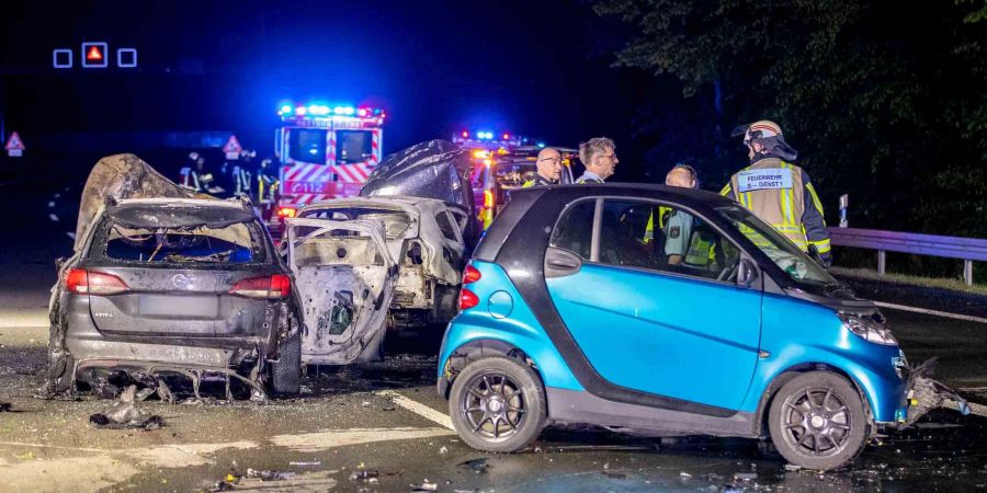 Feuerwehr und Polizei sind an der Unfallstelle im Einsatz.
