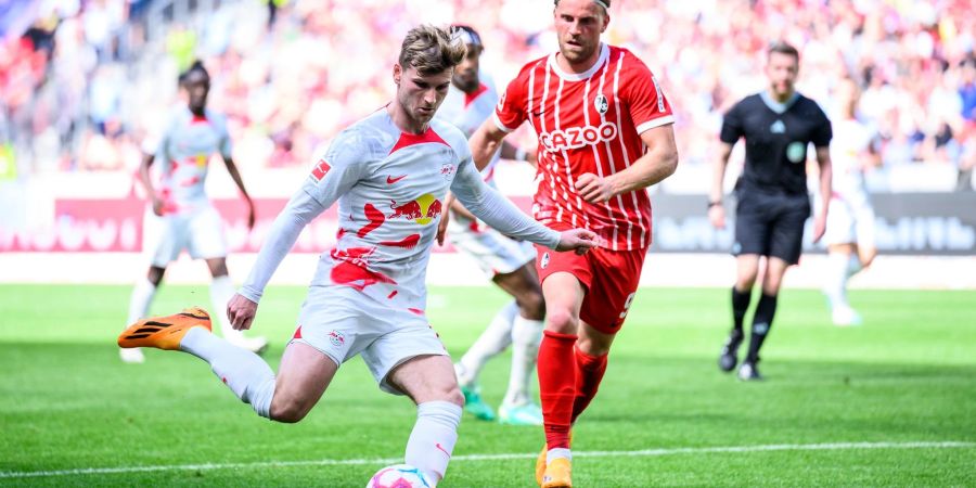 Leipzigs Timo Werner (l) will in der kommenden Spielzeit einen Sprung nach vorne machen.