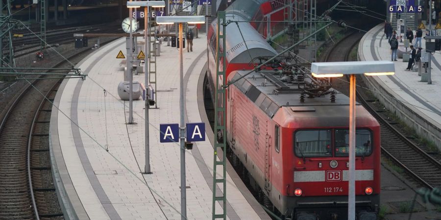 Der Tarifkonflikt zwischen DB und EVG dauert schon seit Ende Februar an.