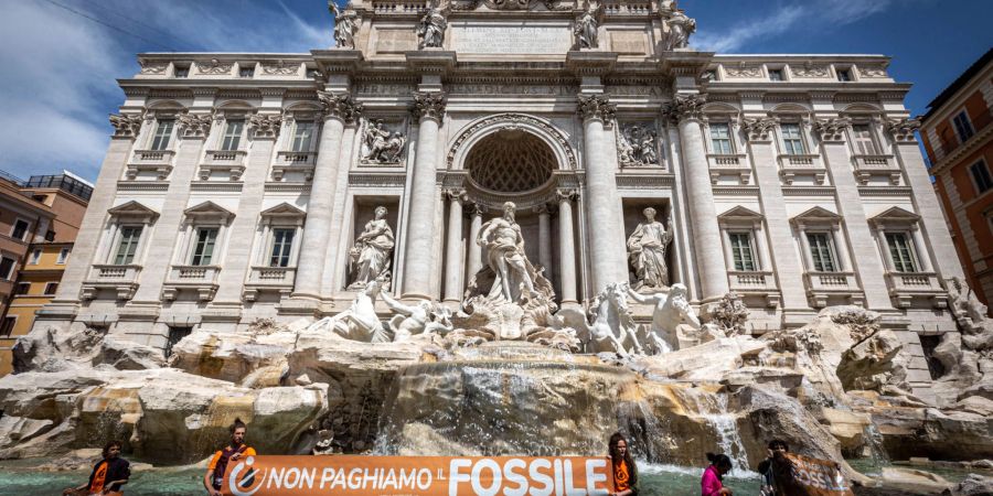 Aktivisten des italienischen Ablegers der «Letzten Generation» haben am Sonntag den berühmten Trevi-Brunnen in Rom mit schwarzer Flüssigkeit verschmutzt.